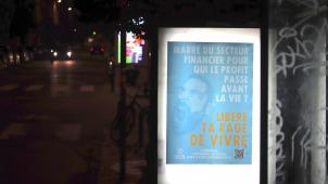 <p>Überklebte Plakate in Brüssel sollen Bürger aufrütteln.</p>