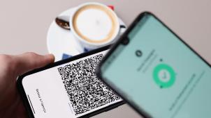 <p>Die Abbildung zeigt die Verwendung der CovidSafeBE-App. Das Covid Safe Ticket ist erforderlich, um Restaurants, Bars, Kinos und Fitnessstudios zu betreten.</p>