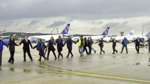 <p>Der letzte Flug der Sabena: Nach der Landung bilden Mitarbeiter der Airline eine Menschenkette um die Maschine.</p>