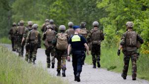 <p>Die Affäre um den rechtsextremen Soldaten Jürgen Conings, der Ende Mai verschwand, nach dem er Waffen und Munition aus der Kaserne von Leopoldsburg in Limburg entwendet hatte, hielt die belgischen Einsatzkräfte mächtig auf Trab.</p>