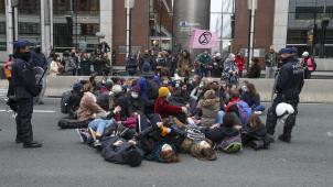 <p>Die Polizei hatte am Samtag in der Rue de la Loi alle Hände voll zu tun.</p>