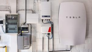 <p>Erzeugt die Photovoltaikanlage mehr Strom als zum gleichen Zeitpunkt verbraucht wird, lädt der Speicher, anstatt den Strom ins allgemeine Netz einzuspeisen.</p>