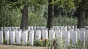 <p>Grabsteine auf dem Soldatenfriedhof von Ypern (Westflandern) erinnern an die Opfer der Schlacht von Passchendaele, die auch dritte Flandernschlacht genannt wird.</p>
