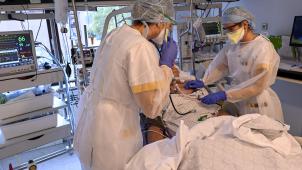 <p>In der Theorie beträgt die Kapazität auf den Intensivstationen 2.000 Betten, in der Praxis ist sie aber geringer - wegen Personalmangels.</p>