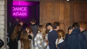 <p>Jugendliche warten auf Einlass in einen Brüsseler Nachtclub.</p>