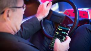 <p>Wer sein Handy beim Autofahrer benutzt, bringt sich und andere in Gefahr.</p>
