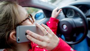 <p>Die Ablenkung durch Smartphones am Steuer ist eine der häufigsten Unfallursachen.</p>