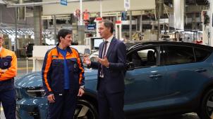 <p>Premierminister De Croo (Open VLD) im Gespräch mit Angestellten bei Volvo Car Gent im Oktober dieses Jahres.</p>