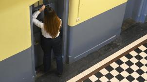 <p>Eine Gefängniswärterin macht in der Haftanstalt von Huy (Provinz Lüttich) einen Rundgang: Künftig sollen die Beamten jährlich mit einer Basisuniform ausgestattet werden.</p>