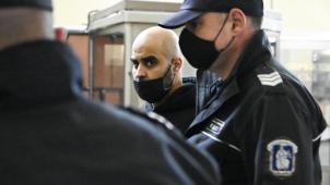 <p>Yassine Lachiri beim Betreten des Gerichtssaals in Jambol am Montag.</p>