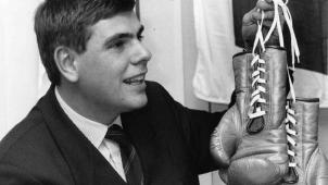 <p>Der damalige Vlaams-Blok-Parteichef Filip Dewinter mit Boxhandschuhen im Wahlkampf 1991.</p>