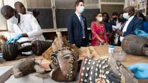 <p>Thomas Dermine (M.) und Meryame Kitir (2.v.r.) besuchten das neue Nationalmuseum in Kinshasa.</p>