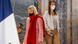 <p>Wurde negativ auf das Coronavirus getestet: Verteidigungsministerin Ludivine Dedonder - hier mit Außenministerin Sophie Wilmès (rechts) zu sehen.</p>