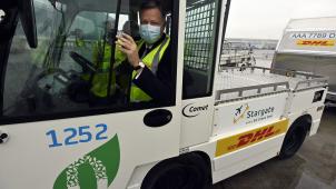 <p>Flughafendirektor Arnaud Feist in einem elektrisch betriebenen Gepäckschlepper auf dem Rollfeld.</p>