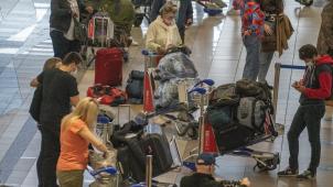 <p>Aus Sorge vor einer neuen Coronavirus-Variante schränken europäsche Staaten den Flugverkehr aus Südafrika ein. Bild: Auf dem Flughafen O.R. Tambo in Johannesburg stehen Passagiere für einen Flug nach Paris an.</p>