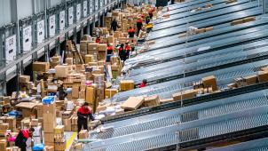 <p>Ein von Webshops und Kunden angeheizter Preiskampf setzt die Paketbranche (hier: ein Sortierzentrum von DPD) unter Druck.</p>