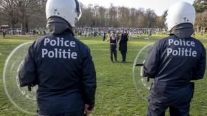 <p>Wenn die Polizei Verdächtige festnimmt, kommt es sehr oft vor, dass Umstehende ihr Handy zücken und den Einsatz filmen.</p>