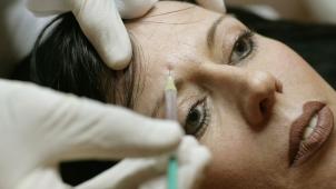 <p>Eine Frau erhält eine Spritze mit Botox.</p>