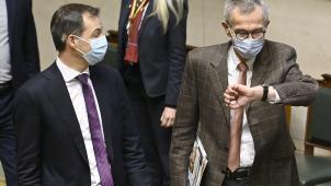 <p>Die Zeit drängt. Die jüngste Jojo-Politik im Kampf gegen das Coronavirus ist auch eine persönliche Niederlage für das Tandem De Croo-Vandenbroucke.</p>