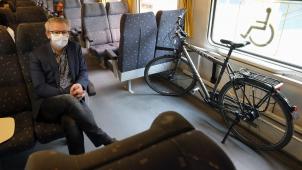 <p>Mobilitätsminister Gilkinet mit dem Fahrrad im Zug.</p>
