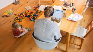 <p>Im Zuge der vierten Welle mussten viele Angestellte wieder ins Homeoffice umziehen – sie arbeiten also von Zuhause aus, was nicht immer leicht ist, besonders nicht mit Kindern.</p>