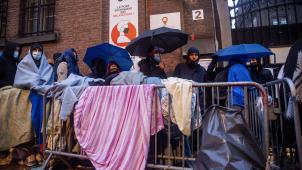 <p>Asylbewerber frieren in der Warteschlange vor dem „Petit Chateau“ in Brüssel.</p>