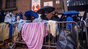 <p>Dezember 2021:Asylbewerber stehen Schlange vor dem Aufnahmezentrum Petit-Château. Wegen fehlender Unterbringungsmöglichkeiten verbringen sie dort auch die Nächte.</p>