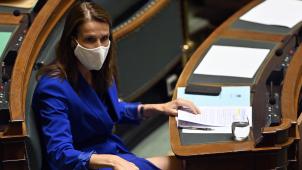 <p>Die damalige Premierministerin Sophie Wilmès trägt eine Mundschutzmaske bei einer Plenarsitzung.</p>