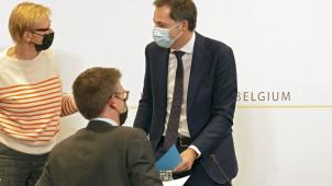 <p>Premier Alexander De Croo (r.) stellte die Beschlüsse gemeinsam mit den Ministerkollegen Karine Lalieux (l.), Pierre-Yves Dermagne und David Clarinval (nicht im Bild) vor.</p>