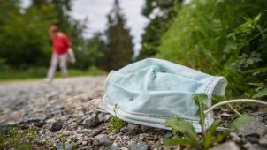 <p>In der Pandemie ist der Mundschutz für uns unverzichtbar geworden. Doch immer öfter sieht man Masken mitten auf der Straße, in der Natur und in Gewässern.</p>