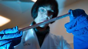 <p>Die medizinisch-technische Assistentin blickt im Zentrum für Reproduktionsmedizin in Münster auf eine Samenprobe, die mittels einer Kryokonservierung in flüssigem Stickstoff bei ca. -170 Grad Celsius gelagert wird</p>