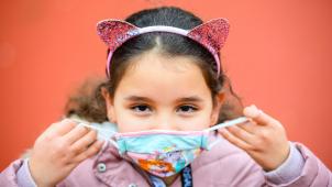 <p>Seit dem 6. Dezember 2021 müssen hierzulande Kinder ab dem sechsten Lebensjahr an verschiedenenen Orten eine Maske tragen, um so die weitere Ausbreitung des Coronavirus zu verhindern.</p>