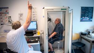 <p>Ein Langzeit-COVID-Patient bei der Überprüfung seiner Lungenfunktion.</p>