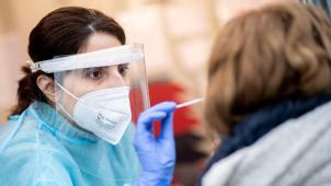 <p>Die vierte Corona-Welle scheint etwas abzuklingen, doch Omikron könnte die Entwicklung schon bald wieder umkehren.</p>