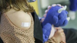 <p>Die Impfung erfolgt mit einem speziell dosierten Kinderimpfstoff von Biontech.</p>