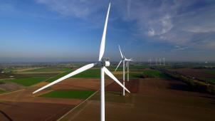 <p>Ein Blick von oben auf einige Windräder, die in Landen nahe der Stadt Löwen stehen.</p>