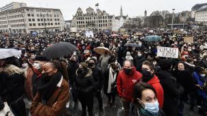 <p>Tausende Demonstranten forderten am Sonntag in Brüssel die Öffnung der Kultureinrichtungen.</p>