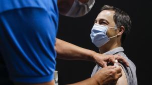 <p>Premierminister Alexander De Croo während einer Corona-Schutzimpfung</p>