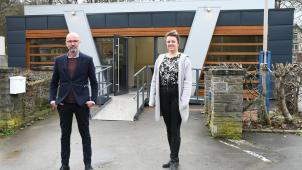 <p>Guy Adrian (links) und Nathalie Piront empfangen die Gäste im Pavillon auf dem Scheiblerplatz in der Eupener Unterstadt.</p>