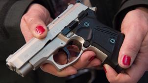 <p>Eine Frau hält eine Schreckschusspistole in der Hand.</p>
