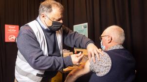 <p>Aushilfskraft: Der Virologe Marc Van Ranst (l.) verabreichte am Donnerstag den ganzen Tag Auffrischungsimpfungen im Impfzentrum seiner Heimatgemeinde Willebroek.</p>