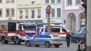 <p>Einsatzkräfte sind Anfang Dezember 2020 nahe der Fußgängerzone in Trier im Einsatz, in der ein Auto mehrere Menschen erfasst und tödlich verletzt hat. Der Prozess um die Amokfahrt steht nun vor dem Abschluss.</p>