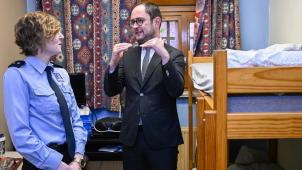 <p>Minister Vincent Van Quickenborne bei einem Besuch im Gefängnis von Gent</p>