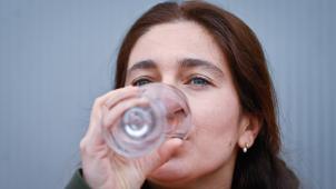 <p>Zuhal Demir bei einem Besuch des Brauereikonzerns AB Inbev</p>