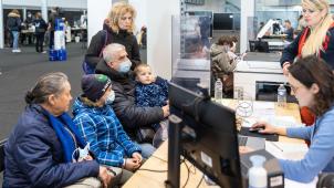 <p>Eine geflüchete Familie aus der Ukraine lässt sich in einer Heysel-Halle registrieren.</p>