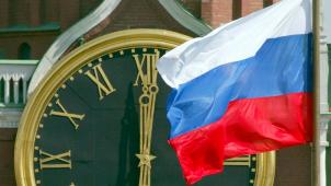 <p>Russische Flagge vor dem Spasski-Turm des Kremls in Moskau</p>