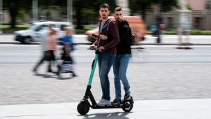 <p>Zu zweit auf einem E-Tretroller wird bald nicht mehr erlaubt sind.</p>