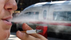 <p>Ab 1. Januar 2023 soll es nicht mehr erlaubt sind, auf einem (halb) offenen Bahnsteig zu rauchen.</p>