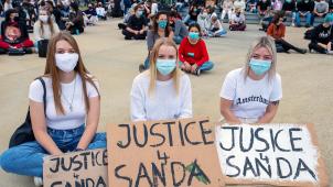 <p>Dezember 2020: Studenten gedenken Sanda Dia, der zwei Jahre zuvor ums Leben kam.</p>