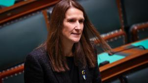 <p>Sophie Wilmès hat sich von ihren Aufgaben als Außenministerin beurlauben lassen, um ihrem krebskranken Ehemann zur Seite zu stehen.</p>